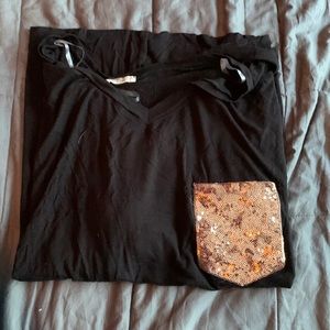 Black tshirt with gold pocket